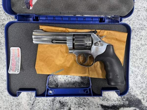 SMITH & WESSON 617-6 4" 22LR 10-SHOT ORIGINAL CASE STAINLESS USED EEJ0012