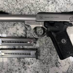 SMITH & WESSON SW22 VICTORY 22LR 5.5" 10+1 2-MAGS NO-BOX/CASE SILVER USED UDU4895